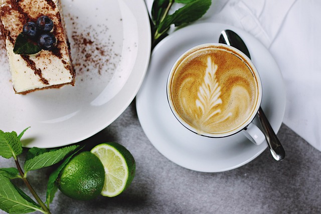 カフェでゆっくりお茶をして自分の小さな願いを叶えているイメージをコーヒーとケーキの画像で表現