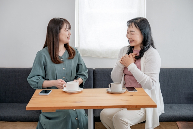 信頼関係が深まるイメージを話をしている二人の女性の画像で表現