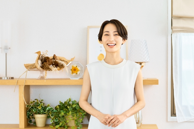 ちゃんとしなくても大丈夫と思えるようになった４０代のAさんのイメージを白い服の笑顔の女性の画像で表現