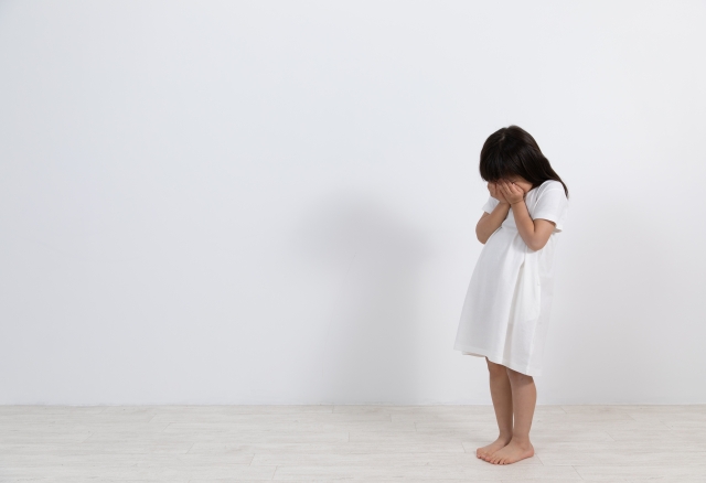 「親の不機嫌を引き受けていた小さな私」のイメージを、顔を覆って泣いている女の子の画像で表現