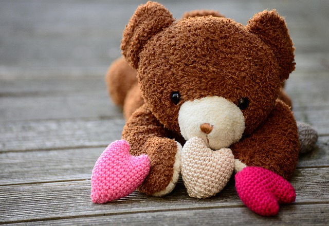 自分をやさしい目で見られるようになるイメージを、ハートを抱いたクマのぬいぐるみの画像で表現