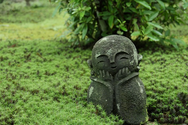 悩める人の駆け込み寺のイメージを、笑っているお地蔵さんの画像で表現
