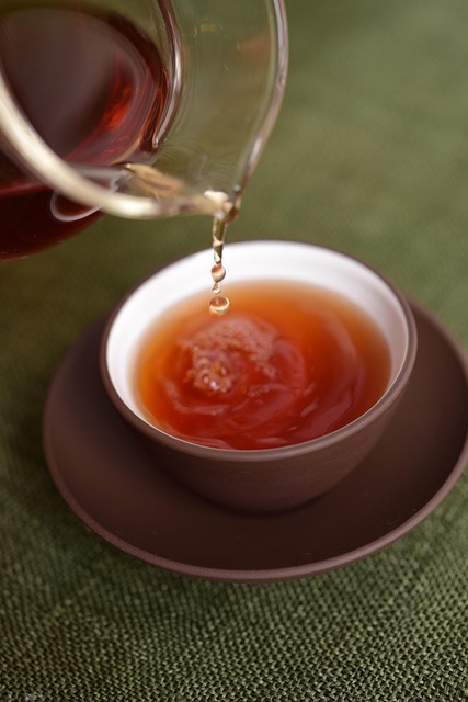 あたたかいお茶を飲んでホッとするイメージを、ポットから湯飲みにお茶を注ぐ画像で表現