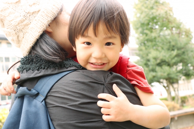 傷ついた子供のパーツをやさしく理解するイメージを、子供を抱いた母親の画像で表現