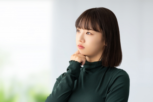 自分の感覚がわからないイメージを、考え事をしている女性の画像で表現