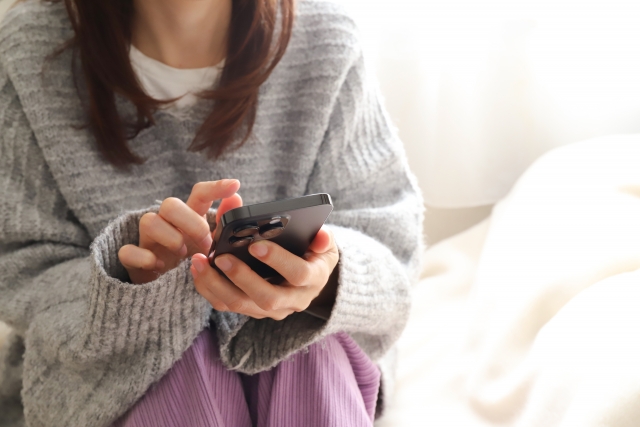 承認欲求が強い人のイメージをスマホを触っている女性の画像で表現