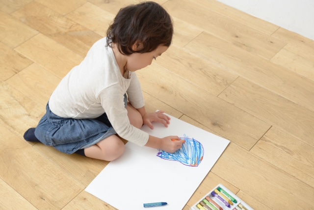 お絵描きが好きだった昔の私のイメージをお絵描きをする女の子の画像で表現