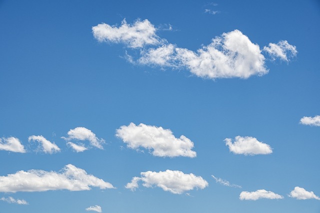 八方塞がりに思えても、どこかに光はあるというイメージを青空に浮かぶ雲の画像で表現