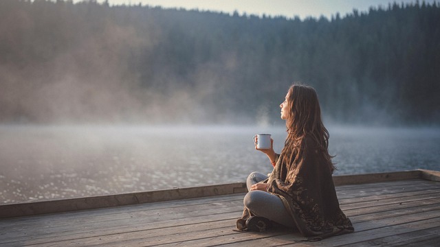今ここは安全なんだというイメージを、水辺で飲み物を飲んでいる女性の画像で表現