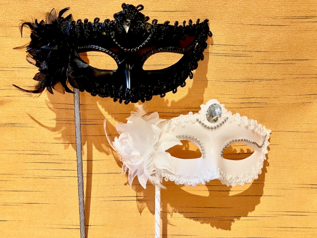 他人基準で生きるイメージをしろと黒の仮面の画像で表現