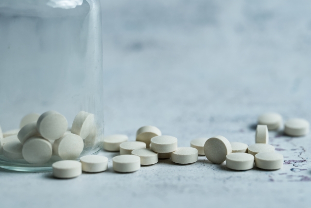 薬の大量摂取のイメージを白い錠剤の画像で表現