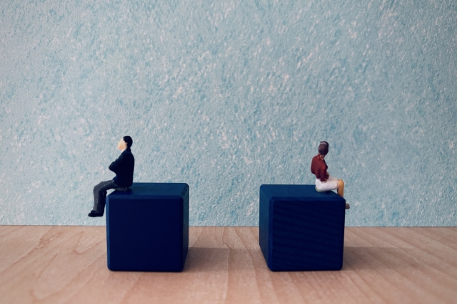 相手の本当に必要だった部分を見れていない可能性のイメージを背中合わせに座る人形の画像で表現
