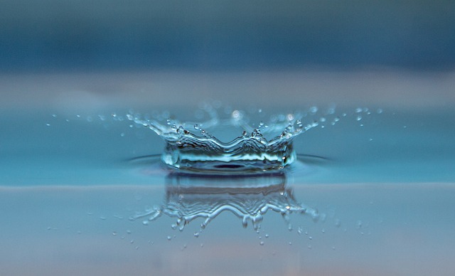 自分の思考や感情を受け止めるイメージを、水面の雫の画像で表現