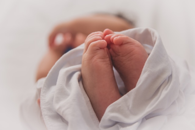 人は温かい関わりを受けることで生きる力を得るイメージを、赤ちゃんの足の裏の画像で表現