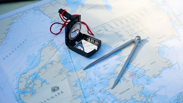 仮の地図のイメージを、地図とコンパスの画像で表現