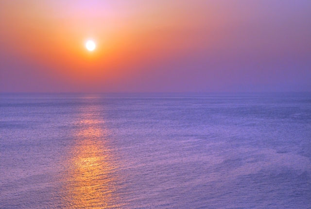 生きていてよかったと幸せを感じられるイメージを、夕日の画像で表現