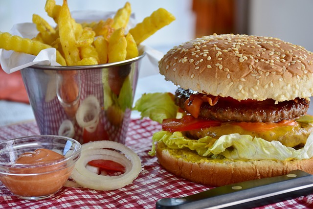 偏った食生活のイメージを、ハンバーガーとポテトの画像で表現