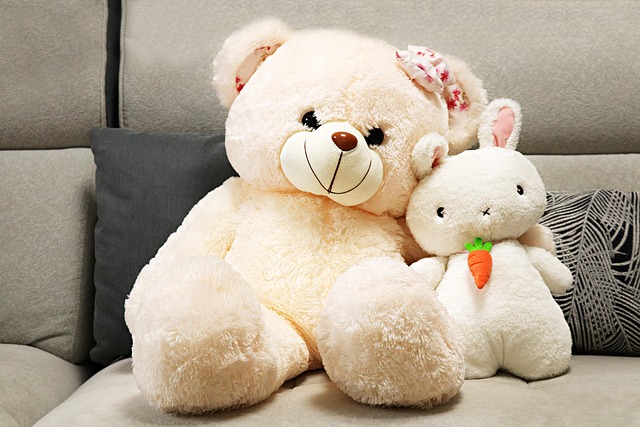 戦友のイメージを、クマとウサギのぬいぐるみの画像で表現