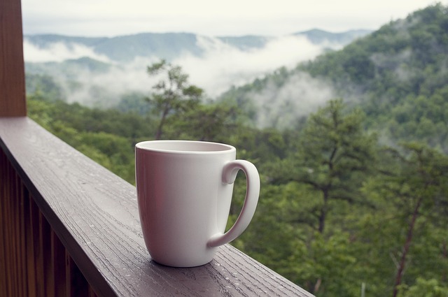 自分のペースでいいというイメージを、木の手すりに置かれたコーヒーカップの画像で表現