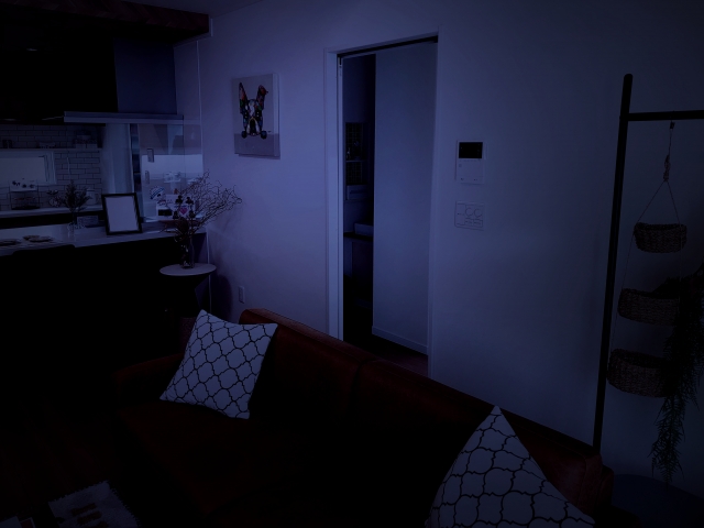 人が住まなくなって傷んだ家のイメージを、暗い部屋の画像で表現