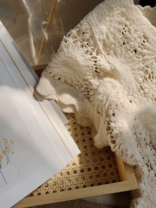 レース編みのテーブルクロスのイメージを、白いレース編みの画像で表現