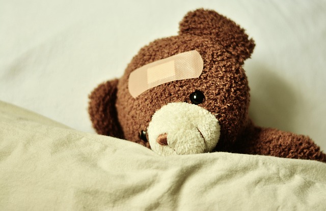 インナーチャイルドの傷を丁寧に見極めるイメージをおでこに絆創膏を貼ったクマのぬいぐるみの画像で表現
