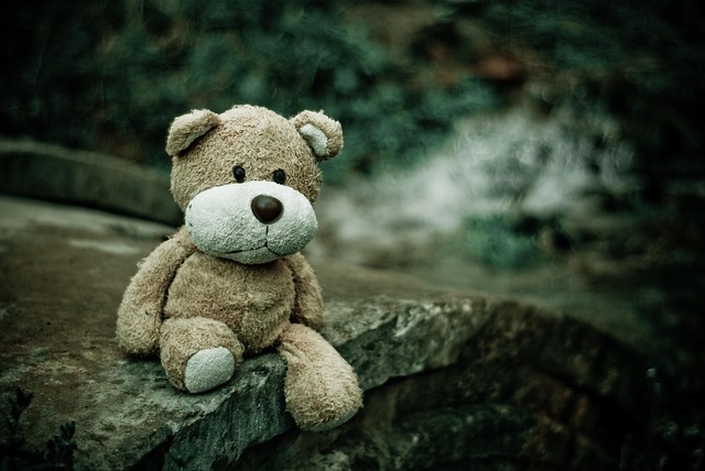 傷ついたインナーチャイルドのイメージを、寂しそうなクマのぬいぐるみの画像で表現