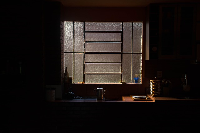 暗くて寒い部屋のイメージを、暗い部屋の窓の画像で表現