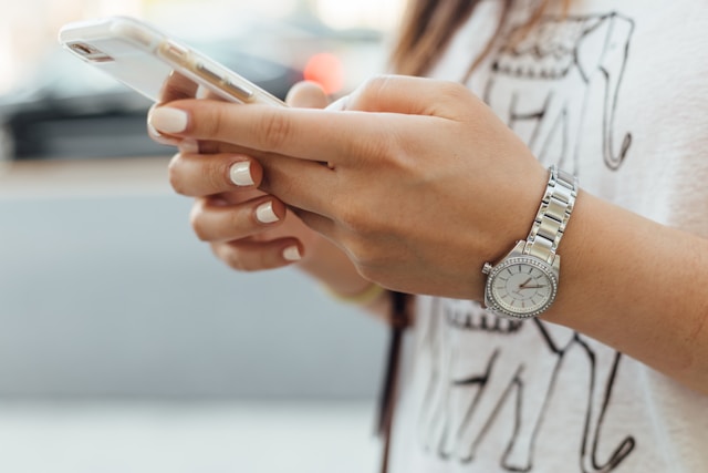 スマホで必死に情報収集するイメージ
